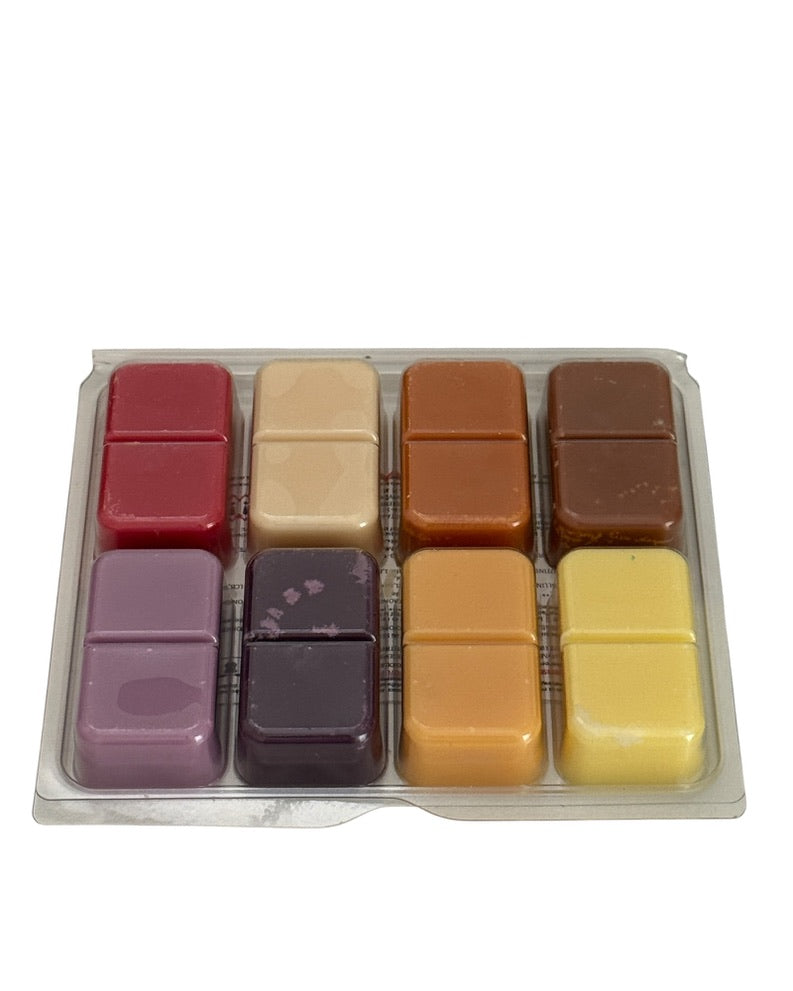“Cocktail-inspired wax melt box with vibrant scents like Espresso Martini and Pina Colada – colourful and fun gift set”