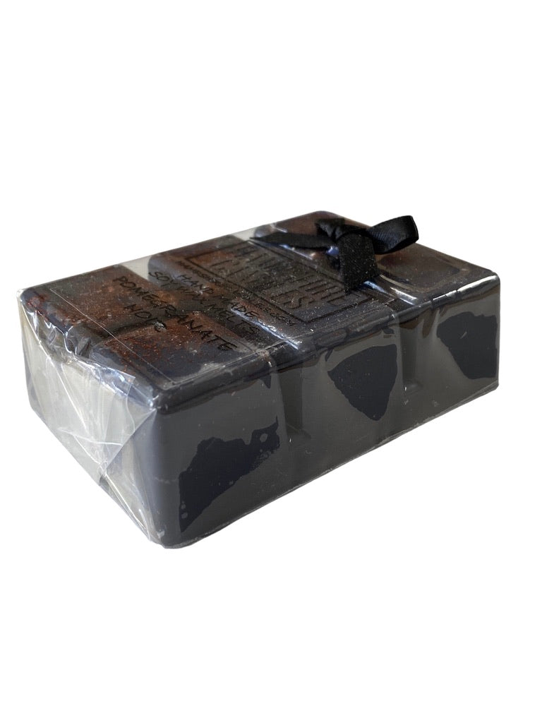 Copy Cat Soy wax melts with a luxurious pomegranate noir fragrance. Ideal for electric wax melt burners, creating a deep, indulgent scent in your home.