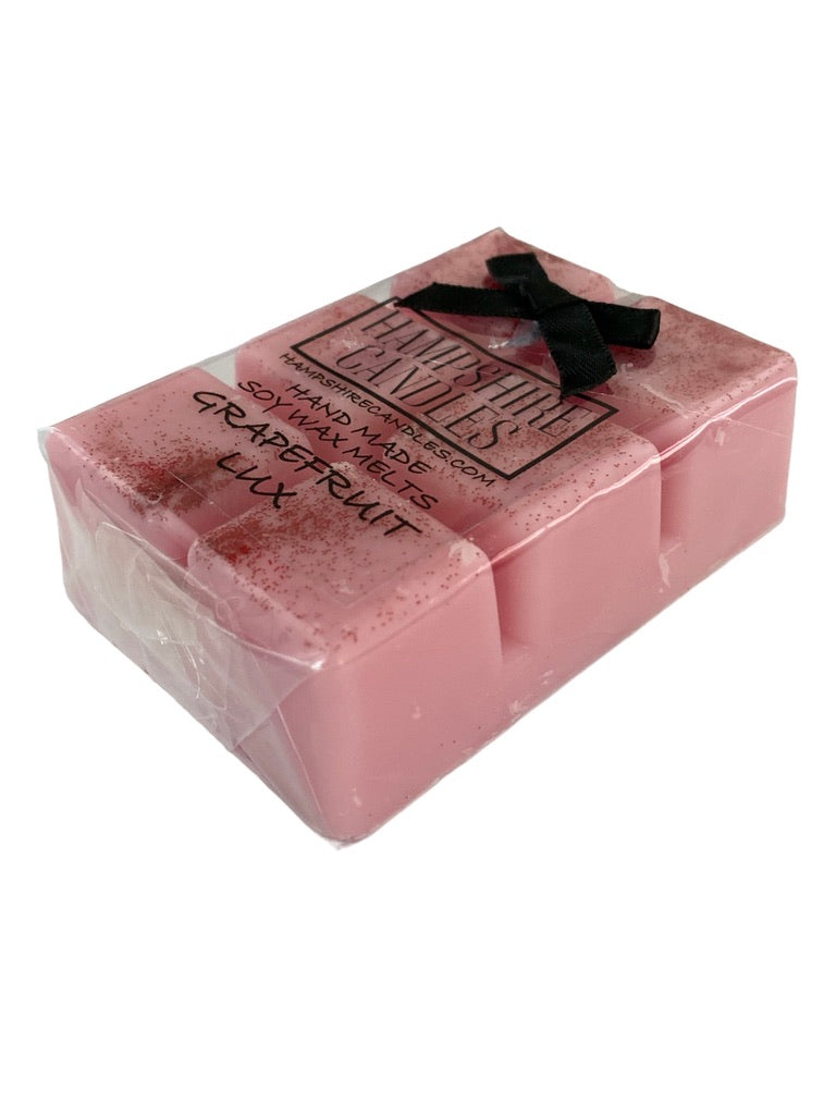 Soy wax melts with the bright scent of grapefruit. Ideal for electric wax melt burners, bringing a fresh and energizing atmosphere to your home.
