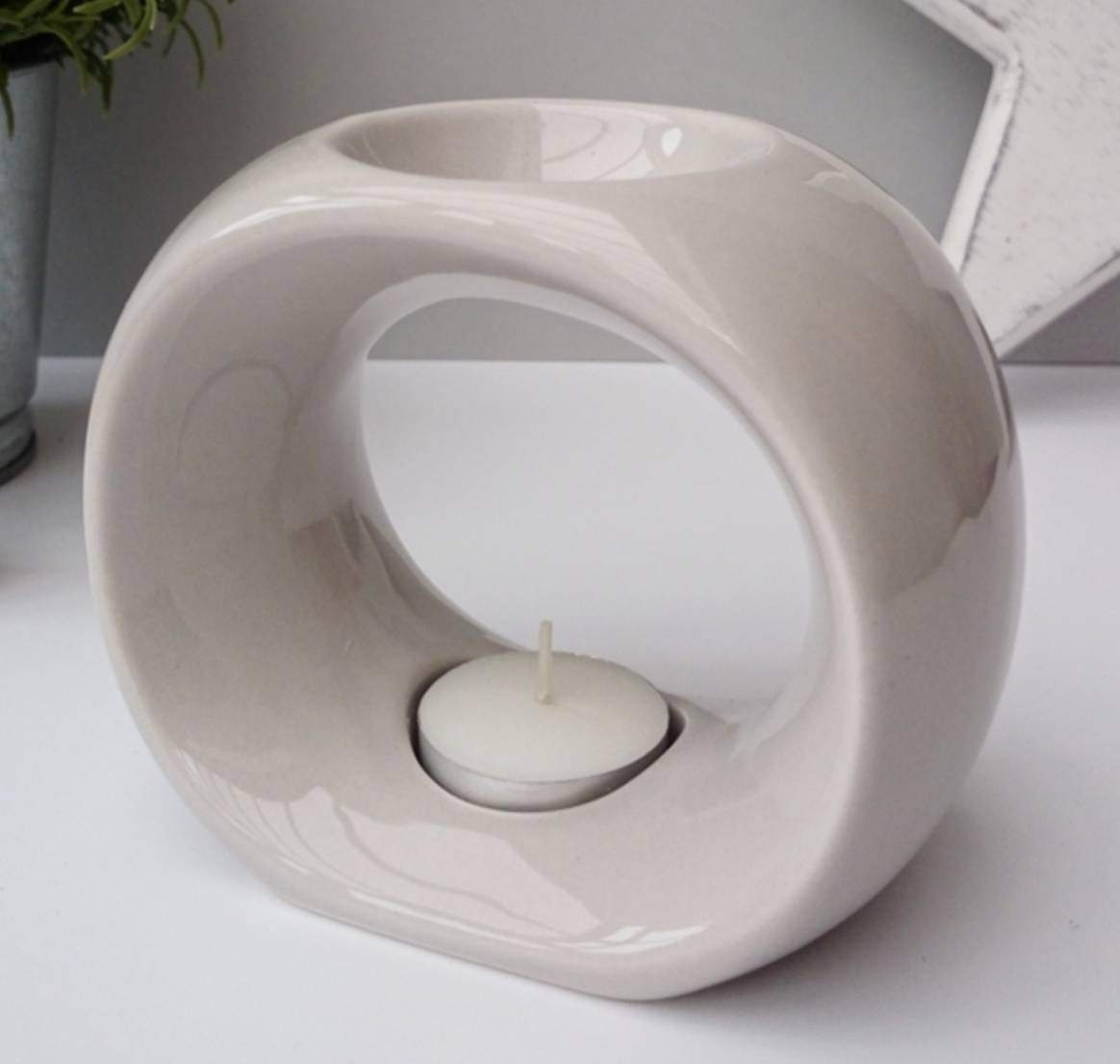 Elegant hoop-shaped ceramic tealight wax melt burner, perfect for wax melts and essential oils. A stylish home fragrance accessory.
