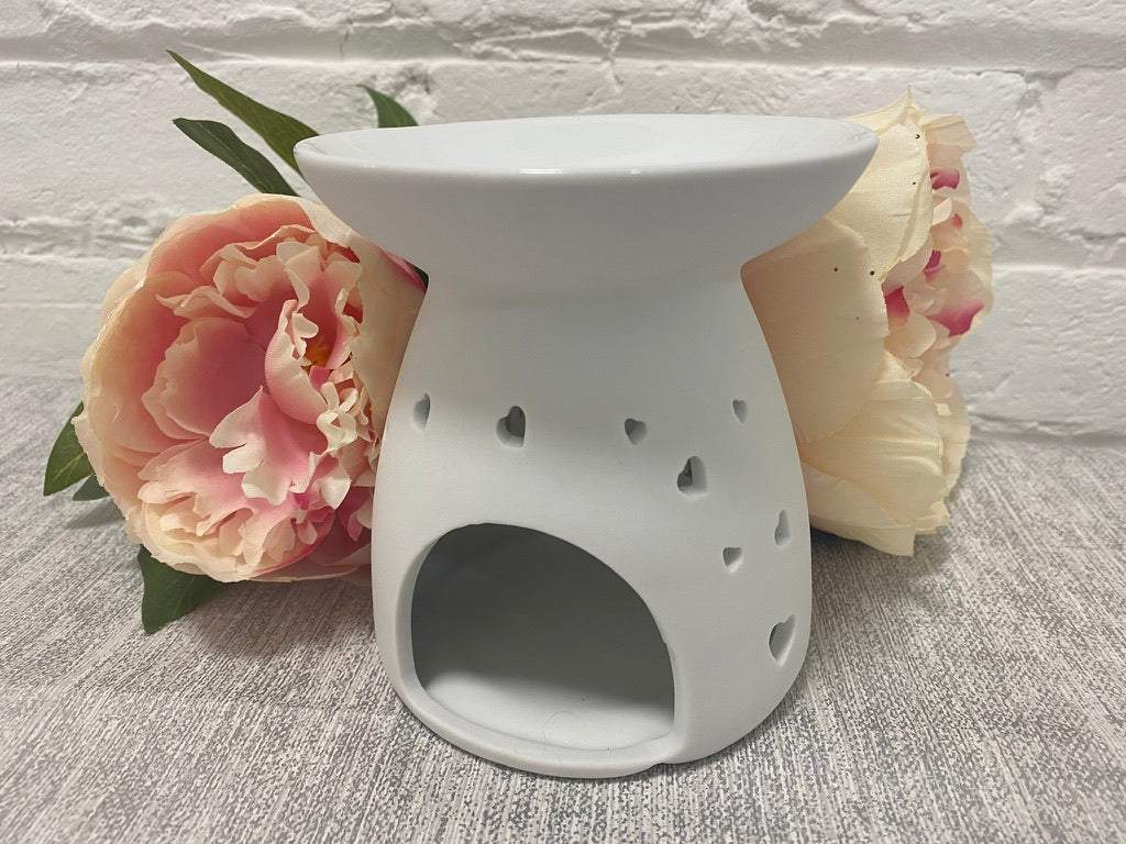 White ceramic wax melt burner with "Family Where Life Begins and Love Never Ends" quote. Ideal for wax melts and essential oils, perfect for home fragrance and aromatherapy.mily Wax Burner-FREE Shipping over £35.00-